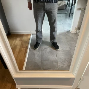 Gråa Jack & Jones jeans - Snygga jeans som är lite för stora för mig därför säljer jag dem, används ett fåtal gånger men i princip helt nya, vid eventuella frågor tveka inte på att höra av dig!