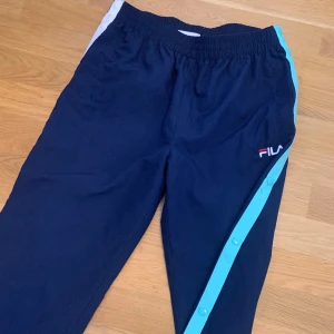 Fila byxor  - Snygga byxor från Fila köpta från Urban Outfitters 💗 de har knappar som går att öppna på båda sidorna längs hela benen om man så vill 🎀
