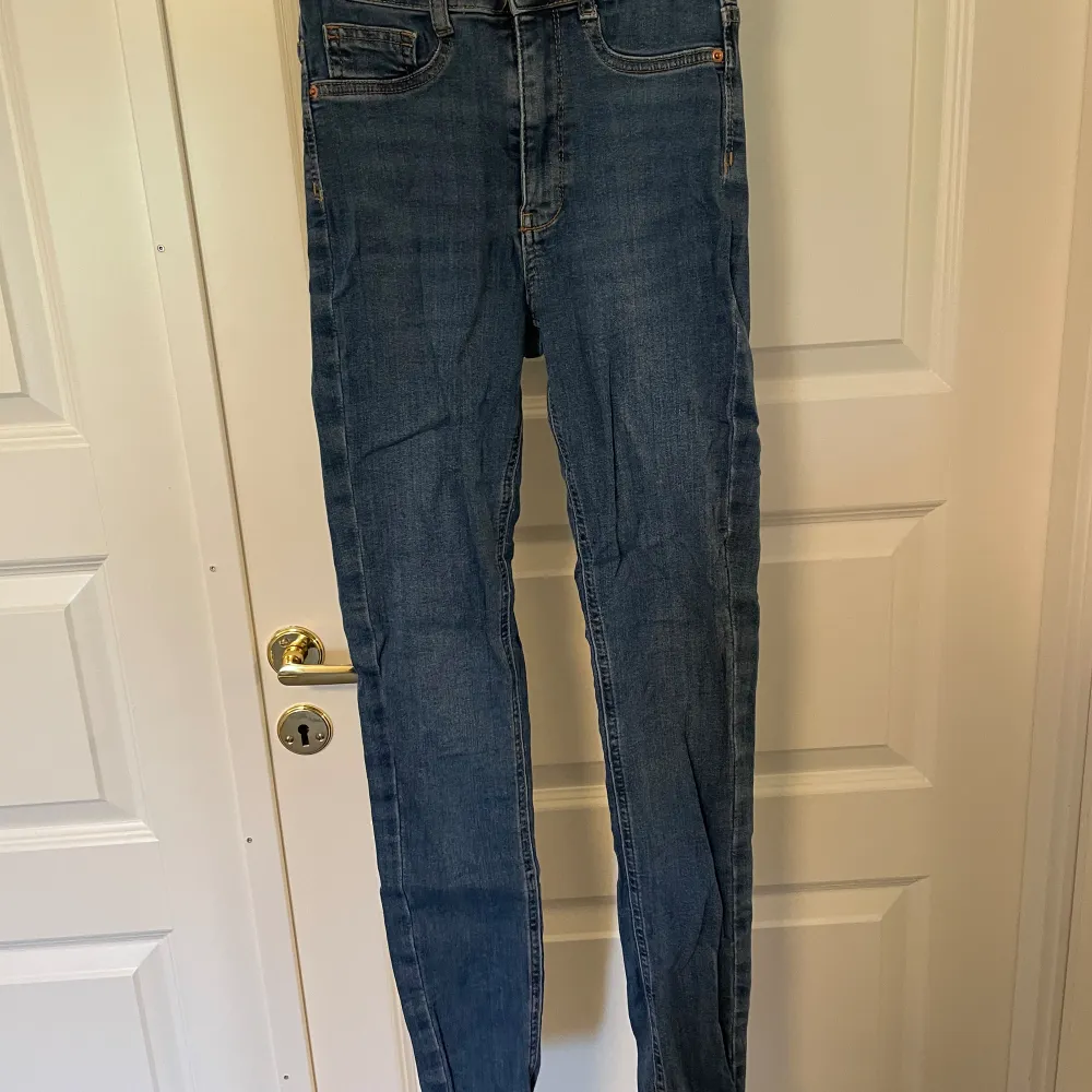 Skinny jeans från Gina Tricot. Använda men i fint skick, förutom att där finns ett litet hål ovanför knappen. Därav lågt pris. Jeans & Byxor.
