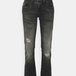 Sjukt snygga jeans från ltb.  Jeansen säljs inte längre och är slutsålda överallt. Jag funderar på att sälja de och vill veta hur mycket jag kan få för de. Kom med pris förslag. ❤️❤️  