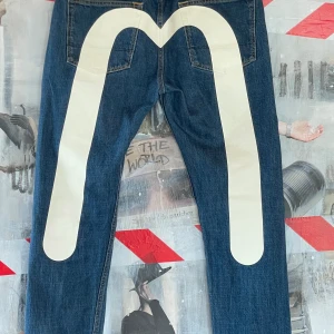 Evisu jeans vita  - 32x34 Säljer mina nya Evisu då dom inte passa mig. Kvitto och kartong finns  Ny pris 375€