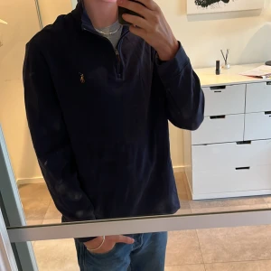 Helt ny Ralph Lauren tröja  - Helt ny oanvänd Ralph Lauren tröja i 10/10 skick. Tröjan är för stor för mig och passar någon med storlek L-XL.  Skick: 10/10 Pris: 599