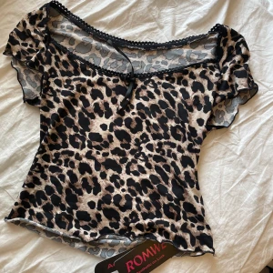 Leopardtopp - Trendig topp med leopardmönster. Aldrig använd då den var för stor. Står storlek xs på lappen men är garanterat en S! 