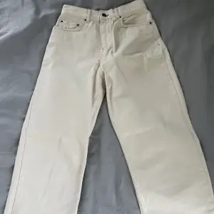 Vita jeans från nelly.com i bra skick. Storlek 34 kvinna. (Ord. Pris ≈599 kr) Straight wide leg, normal midja :)