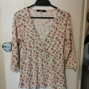 BikBok babydoll blus - Söt babydoll blus från BikBok i strl S. 