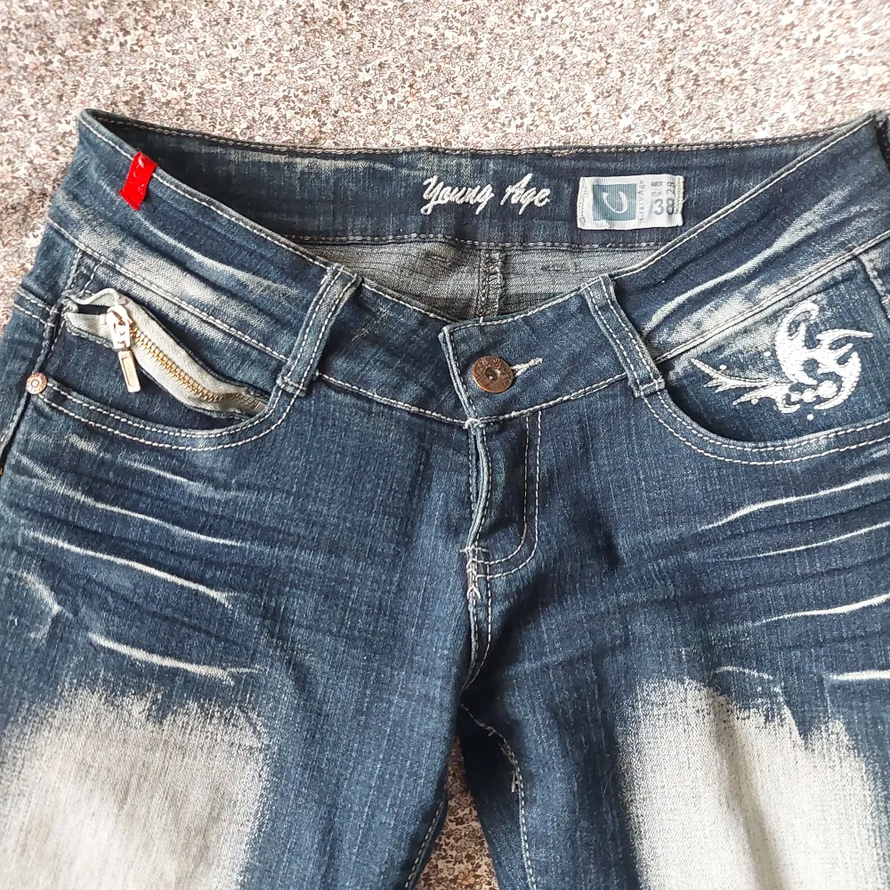 Coola lågmidjade bootcut jeans med rhinestones. Köpa på Plick men är tyvärr för små för mig. Mått tvärsöver midjan är 38 cm och innerben är 77 cm.. Jeans & Byxor.