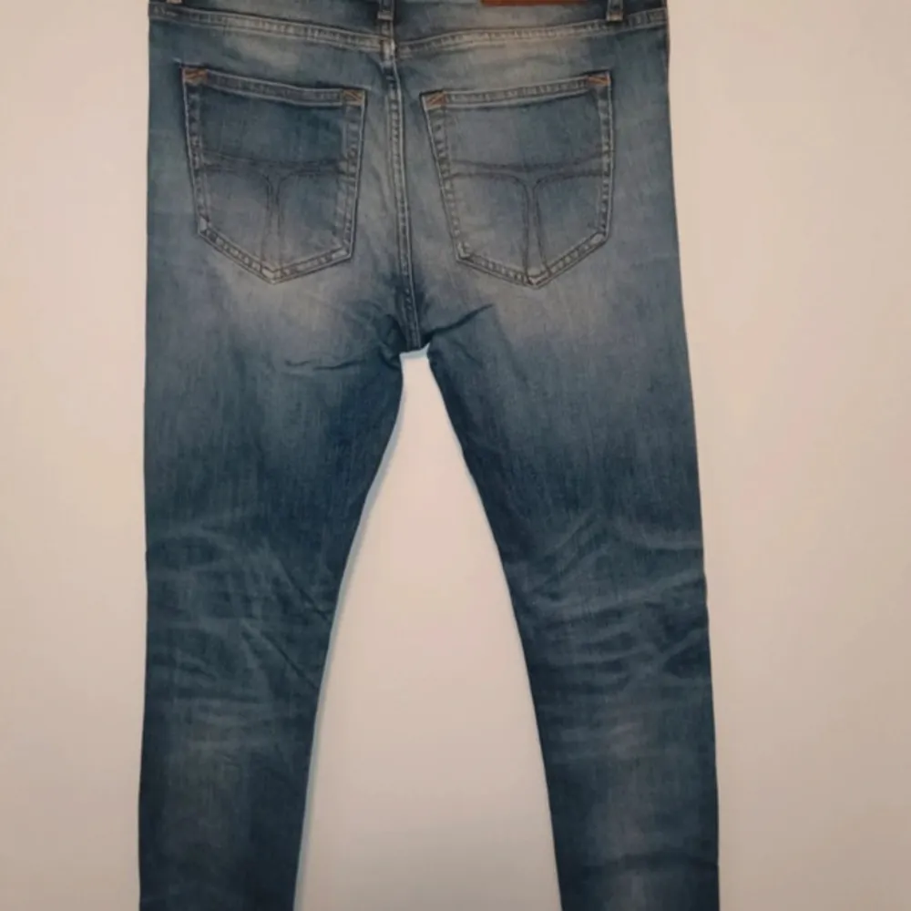 Tja! Säljer mina tiger of Sweden jeans med feta slitningar! Köpta för 1300 för någon månad sen använda kanske 4-5 gånger sedan dess. Extremt bra skick. Skriv vid minsta fundering. W30 L32. Jeans & Byxor.