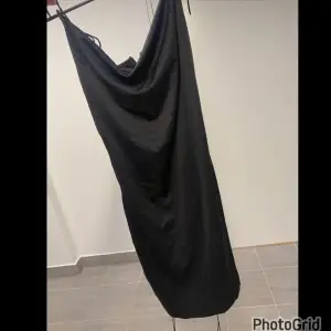 Super snygg ”basic” svart klänning med snörningar! 