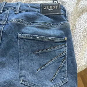 GUESS Lågmidjad skinny fit jeans  - Passar dig som är ca 165 i storlek S/xs. Den är endast använd vid två tillfällen och köptes från själva GUESS butiken. Midja: 64.
