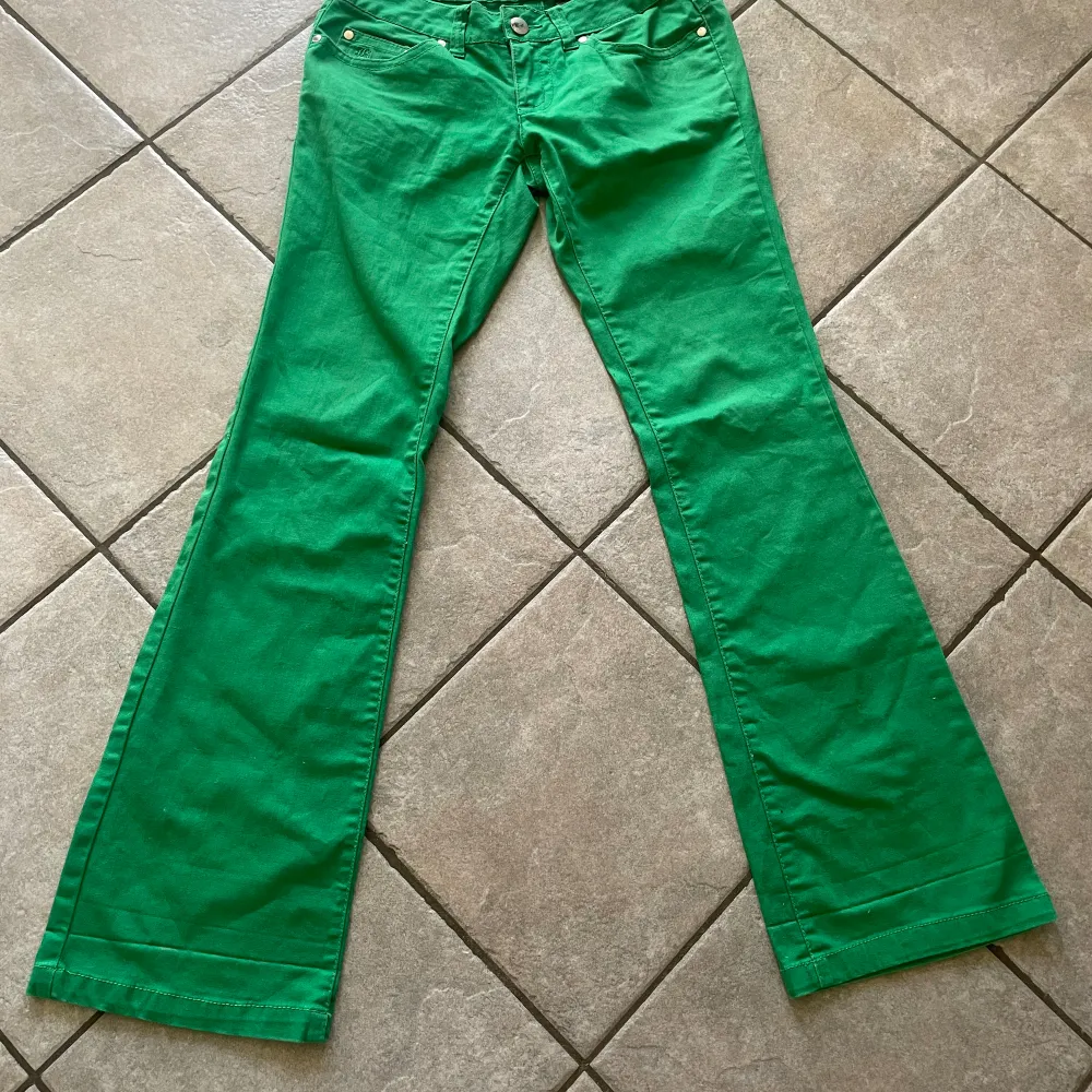 Säljer superfina gröna lågmidjade jeans för att de inte passar mig(inga bilder på)💚står storlek L men passar kanske m också💚midjemått: 40cm, innerbenslängd: 83cm💚. Jeans & Byxor.