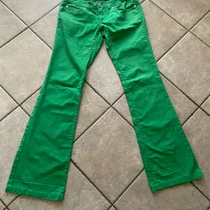 Säljer superfina gröna lågmidjade jeans för att de inte passar mig(inga bilder på)💚står storlek L men passar kanske m också💚midjemått: 40cm, innerbenslängd: 83cm💚