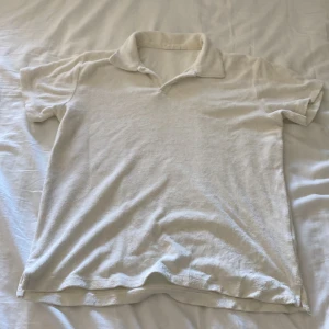 Frotté tröja - Fin frotté tröja till sommarn skick 8/10 använd ett par ggr men Inge defekter förekommer storlek S