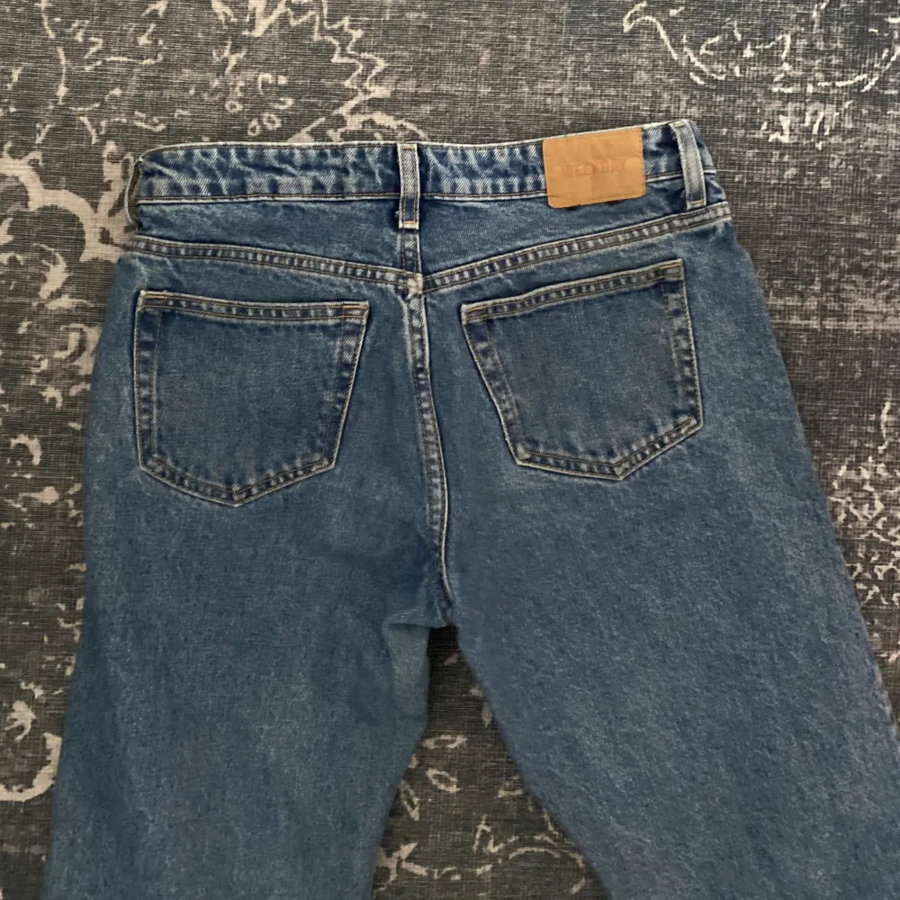Low arrow jeans ifrån weekday, endast testade och säljer de vidare då jag glömt att skicka tillbaka dom. Jeans & Byxor.