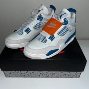 Jordan 4 military blue - Helt nya från Foot locker med kvitto Storlek 44  Kontakta mig vid ytterligare frågor 😊 