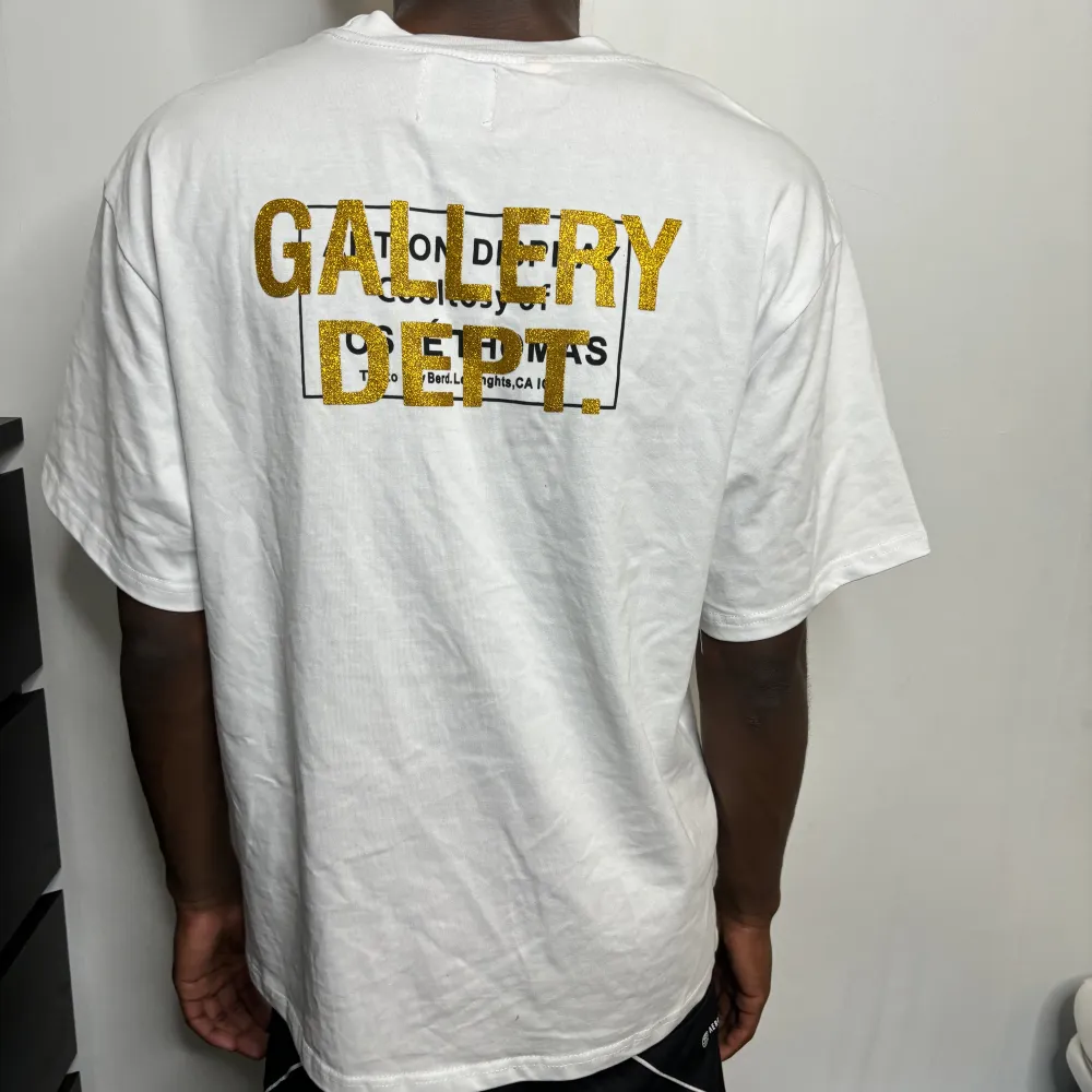 vit gallery dept t-shirt med tryck pris kan diskuteras . T-shirts.