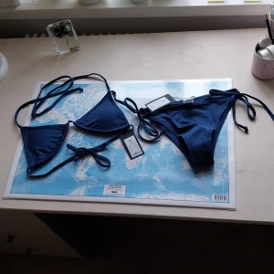 Bikini - Jättesöt marinblå bikini, köpt från lager 157 men passar inte mig. Helt oanvända. Stoelek xs på båda delarna. Set kostade 120, jag säljer för 80.