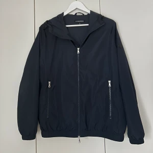 J.Lindeberg Cardigan - Säljer nu min cardigan/vindjacka från J.Lindeberg | Köpte den för cirka 4 månader sen | Den är i nyskick, inget slitage eller liknade på den | Nypris 3200kr | Om de nåt annat ni undrar över så e de bara o höra av sig