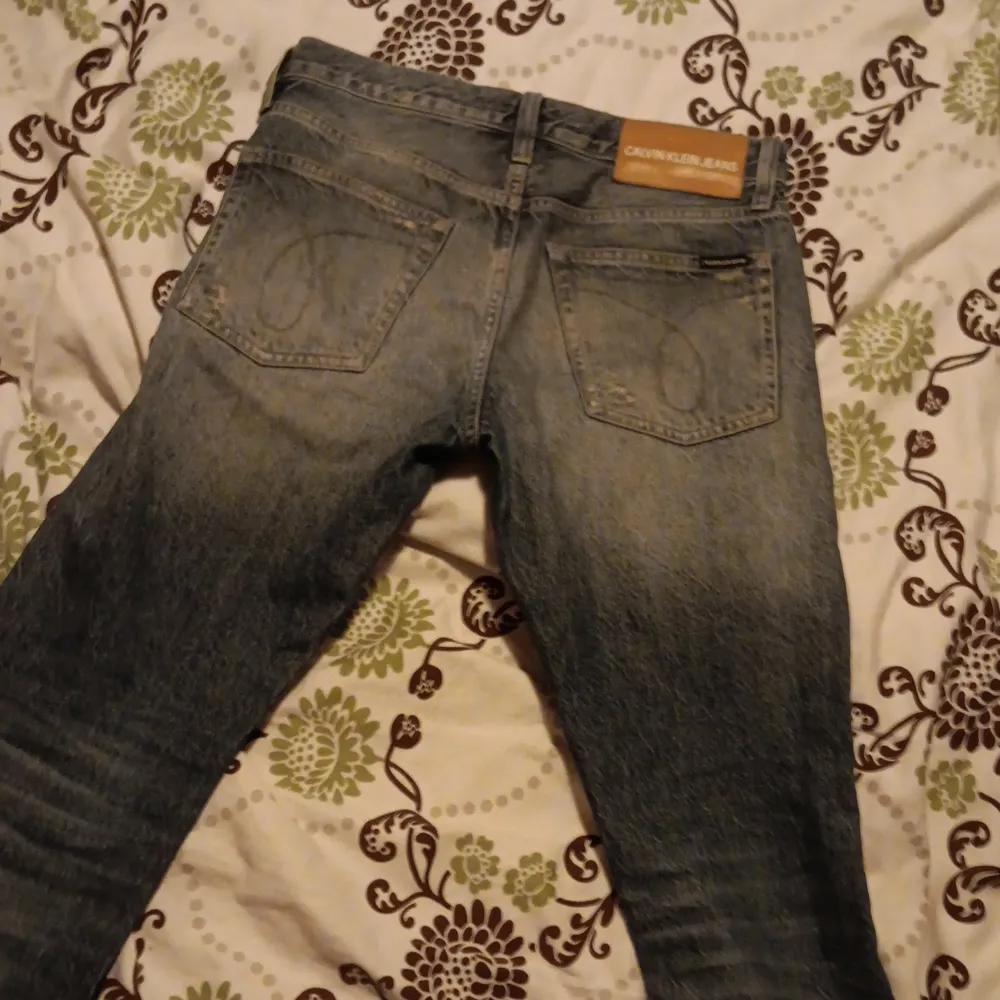 Hej! Ck jesns som är ca 2 månader gammal. Använda ca 5 ggr. Storlek 30/32 32 längd 30 midjan Nypris 1499kr.. Jeans & Byxor.