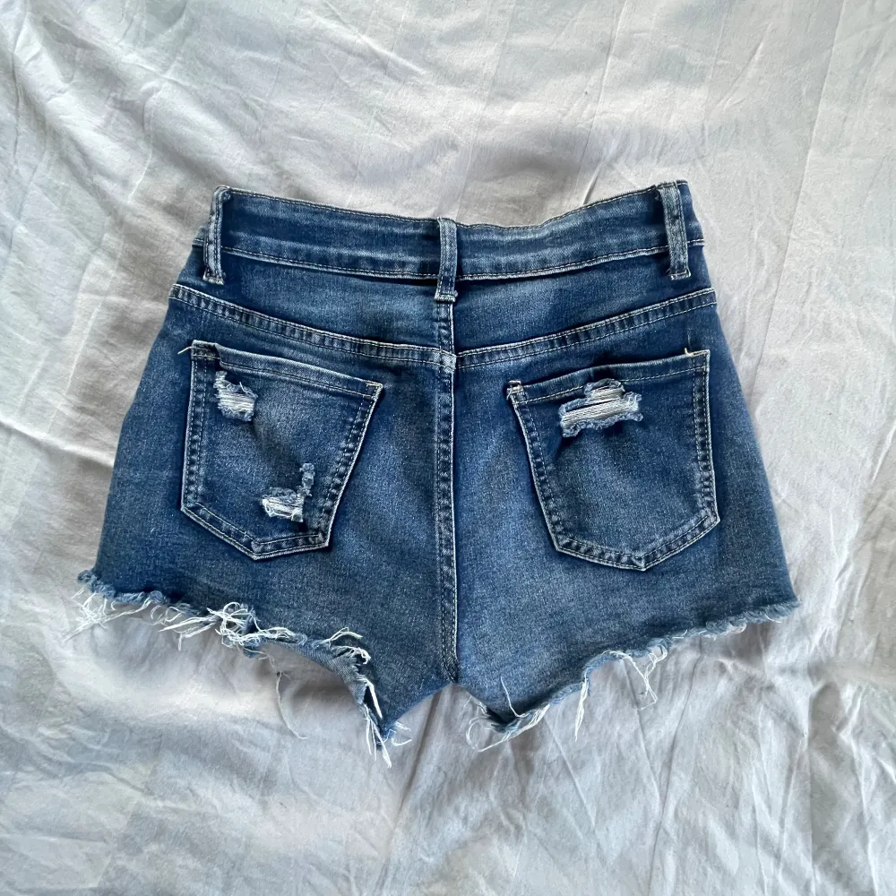 Supersnygga lågmidjade och slitna jeansshorts, strl Xs. Använda ett fåtal gånger💕. Shorts.