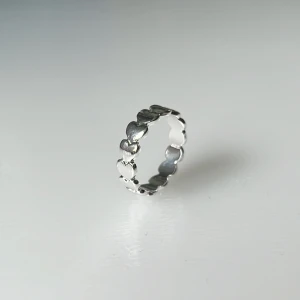 Silver ring med hjärtan - Helt ny oanvänd ring i storlek 18 som jag säljer eftersom att den är för stor för mig. Köparen står för frakt. 