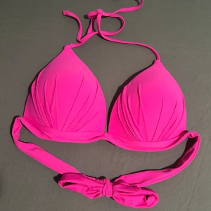 Bikini överdel - Säljer denna bikini då den ej passar mig, den är i strl L och i bh storlek ser man på bild 3 men den passar om man är mindre/störe runt då det är en knyt bikini. Den är köpt från shein för 69kr och är endast provad. Den har lite push upp i.