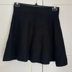 Svart kort kjol  - Svart kort kjol i ett mjukt och skönt material. Använd endast en gång, nyskick. Köpt från Vero Moda. 