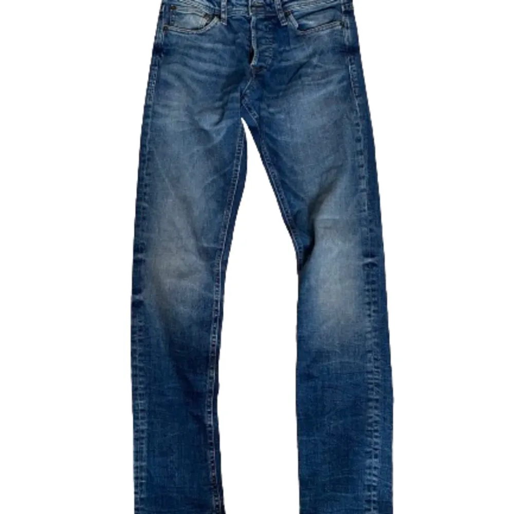 Säljer nu dessa snygga jeans från Jack&Jones | Skick : 8/10, sparsamt använda | Pris : Nypris : 1000kr, mitt pris 399kr. Priset är inte hugget i sten | Om du har några frågor är det bara att höra av dig! ❤️. Jeans & Byxor.
