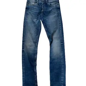 Säljer nu dessa snygga jeans från Jack&Jones | Skick : 8/10, sparsamt använda | Pris : Nypris : 1000kr, mitt pris 399kr. Priset är inte hugget i sten | Om du har några frågor är det bara att höra av dig! ❤️