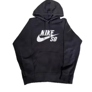 Säljer nu denna snygga hoodie av märket Nike SB | Skick : 8/10, sparsamt använd, lite små deflekter | Pris : Nypris : 1300kr, mitt pris 399kr. Priset är inte hugget i sten | Om du har några frågor är det bara att höra av dig! ❤️