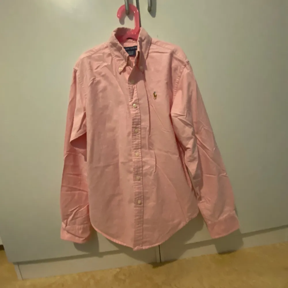 En rosa Ralph Lauren skjorta i storlek 4, classic fit. Skjortor.