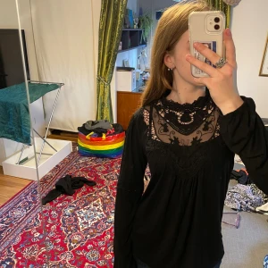 Svart blus med spets - Jag köpte den begagnad och har använt en gång! Säljer då den inte kommer till användning 🖤Passar jätte bra Tile ty or jeans eller fin byxor. Pris går att diskutera!💗
