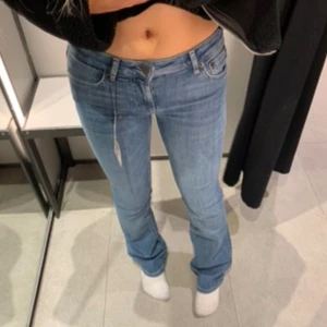 Zara jeans  - Nästan aldrig använda low Waist jeans från zara, väldigt bra skick !💝