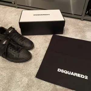 Svarta sneakers i skinn från Dsquared 2. Använda fåtal gånger, väldigt bra skick och låda, påse med mera finns. Nypris: ~4900kr