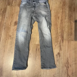 Gråa replay jeans - Stl 152 - 156 Inga defekter bara rätt så använda annars är de ett par sjukt feta jeans Mvh/ 💯👍