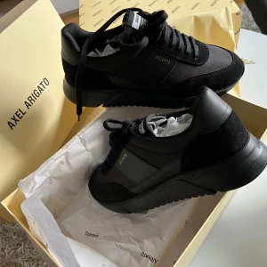 Axel Arigato- Genesis Vintage Runner - Sneakers från Axel Arigato. Helt oanvända och kommer i förpackning säljes pga för liten strl.   Kan levereras inom Göteborg 