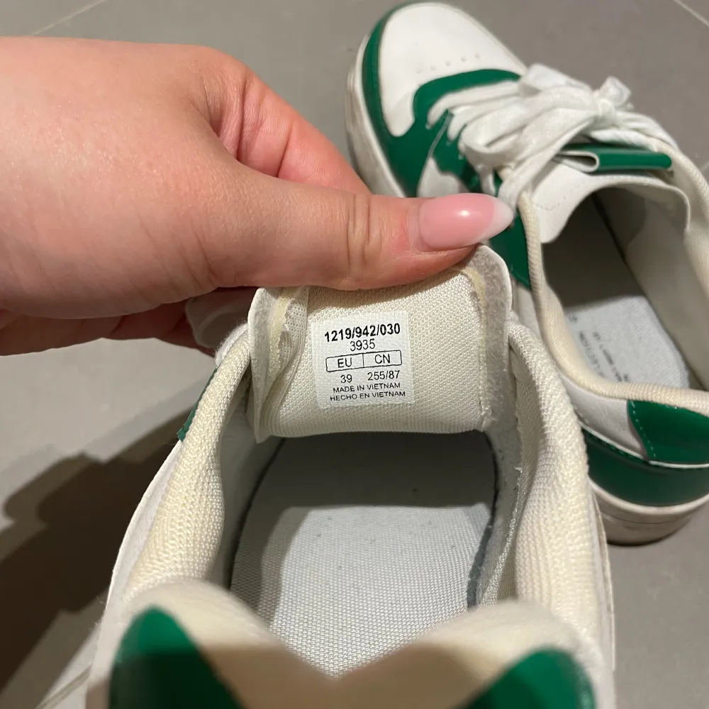 Vit/gröna sneakers från Pull&Bear i storlek 39, superfina och bekväma men kommer tyvärr inte till användning  Nypris ca 500 kr, säljer för 150. Skor.