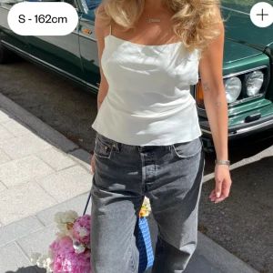 Djerf Avenue Dream Tank Top - Säljer denna fina toppen från Djerf Avenue, varsamt använd!! Nypris är 1099kr 🥰