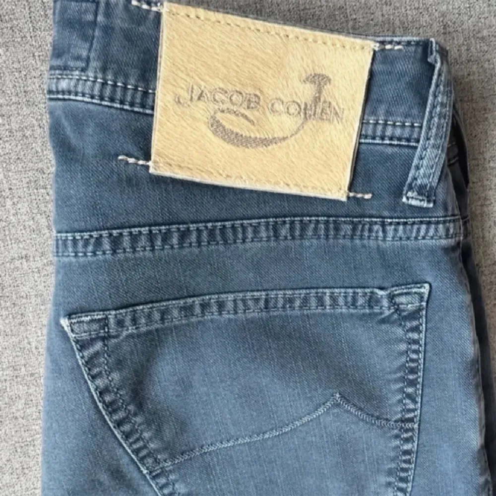 Trendiga Jacob Cohen jeans som ej blivit använda en hel del. Storlek 31 och detta är modell 688 slimfit. Hör av vid funderingar! Nypris 5000 mitt pris 850!STEAL!. Jeans & Byxor.