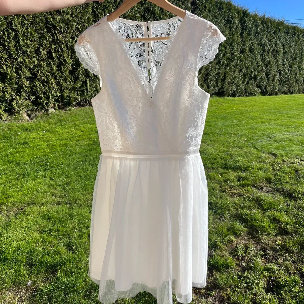 Superfin vit klänning från bubbleroom perfekt till student/konfirmation/skolavslutning💗Nypris var ca 500kr och jag säljer för 250kr.. Klänningar.