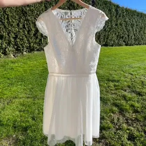 Superfin vit klänning från bubbleroom perfekt till student/konfirmation/skolavslutning💗Nypris var ca 500kr och jag säljer för 250kr.