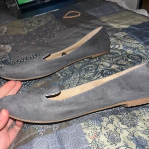 Ballerina skor - Säljer mina fina ballerina skor i en grå/blå nyans! Fräscha till vilken outfit som helst 😊