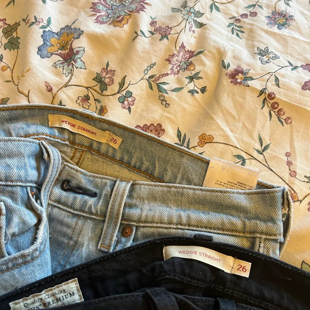 Båda jeansen i bra skick, storlek 26/30.  Ankellång modell passar perfekt till sommaren.  Kan givetvis köpas separat också, hör av er så kan det diskuteras.. Jeans & Byxor.