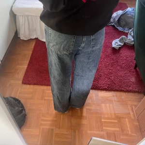 Jeans - Mörkblå higwaist från Hm. Fint skick andvända ett par få gånger.  I storlek 40 Skriv om fler bilder🩷