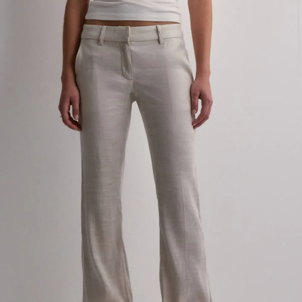 beige kostym linnebyxor😍 storlek 32 och aldrig använda! använd gärna köp nu. Jeans & Byxor.