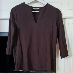 Topp trekvartsärm Me&I strl XS - Strl XS Snygg topp från Me&I. Använd enstaka gång. Lite ytludd och kanske pyttelite ljusare än ny. Viskos/polyester/elastan.