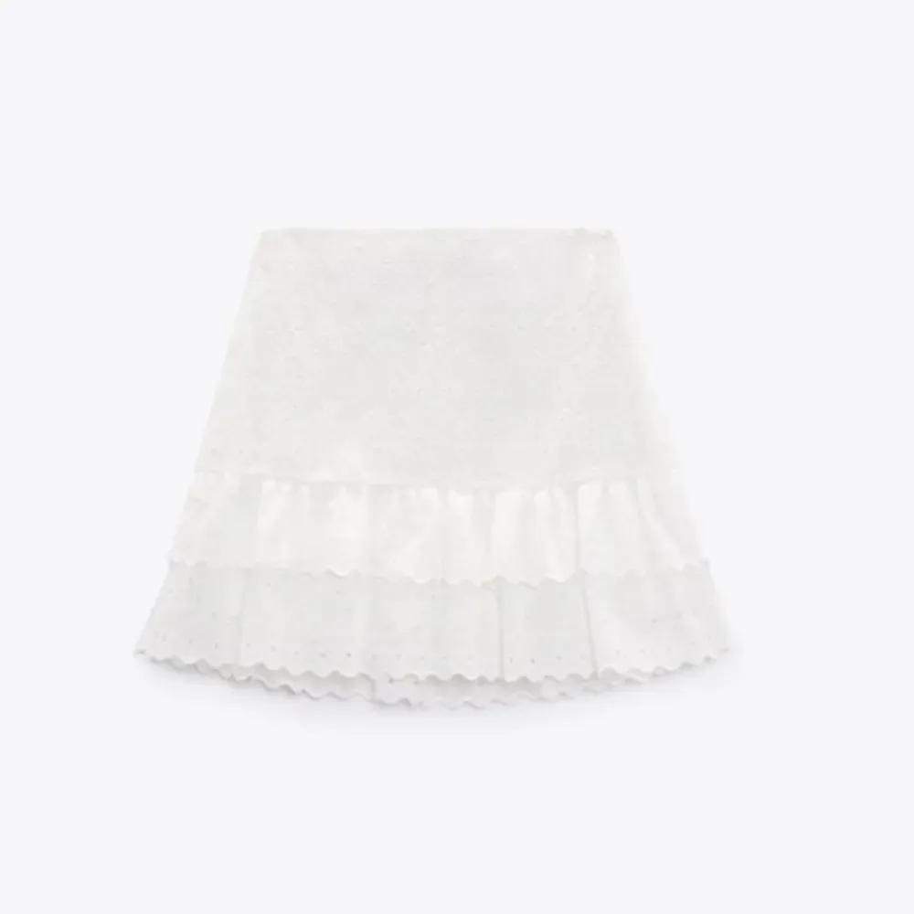 Superfin kjol från zara med inbyggda shorts. Endast använd en gång. Kjolar.