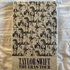 Taylor Swift The Eras Tour VIP Box - Oöppnad!!  Boxen innehåller: - 4 st posters - 10 st vykort - 1 st tygpåse - 1 st pin i metall - 1 st VIP badge med tillhörande band - 1 st VIP biljett (souvenir, det står 2023 på den)