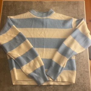 Stickad tröja - Jätte fin stickad tröj har använt max 5 ggr. Är jätte skönt material.