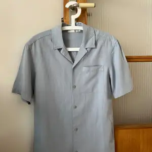 Ljusblå skjorta i herrmodell från ChimiXhm  