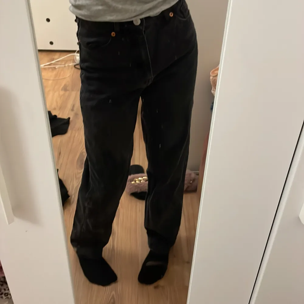 Säljer ett par svarta jeans! Passar till 11-12/13 åringar🌸 du får jeansen i bra skick och nytvättad😊 om du vill ha mer bilder fråga gärna!❤️. Farkut & Housut.